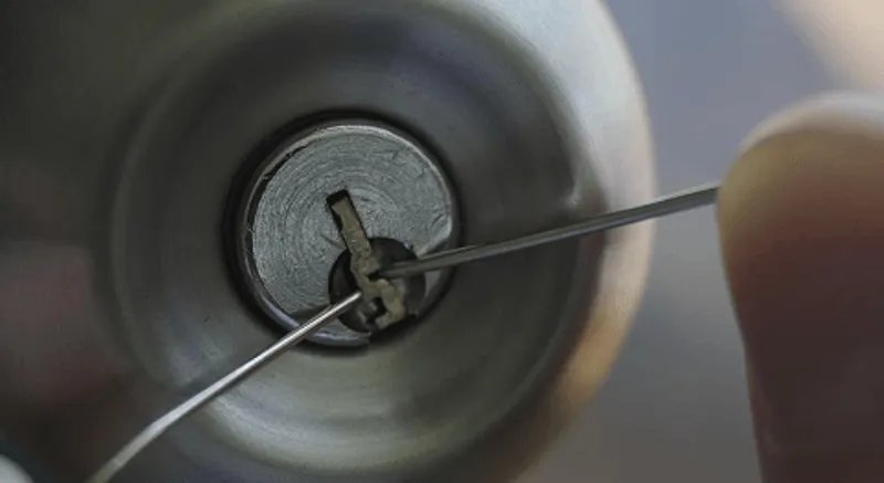 Emergency locksmith service responding to call